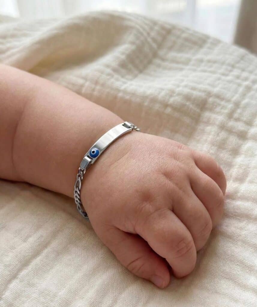 התכשיט הראשון שלי צמיד זהב 14K לתינוק תליון עין ופלטה לחריטה
