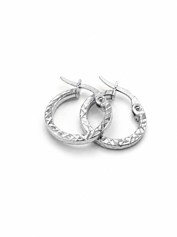עגילי חישוק זהב 14k עם חריטות לייזר – פרופיל מרובע מידה 1