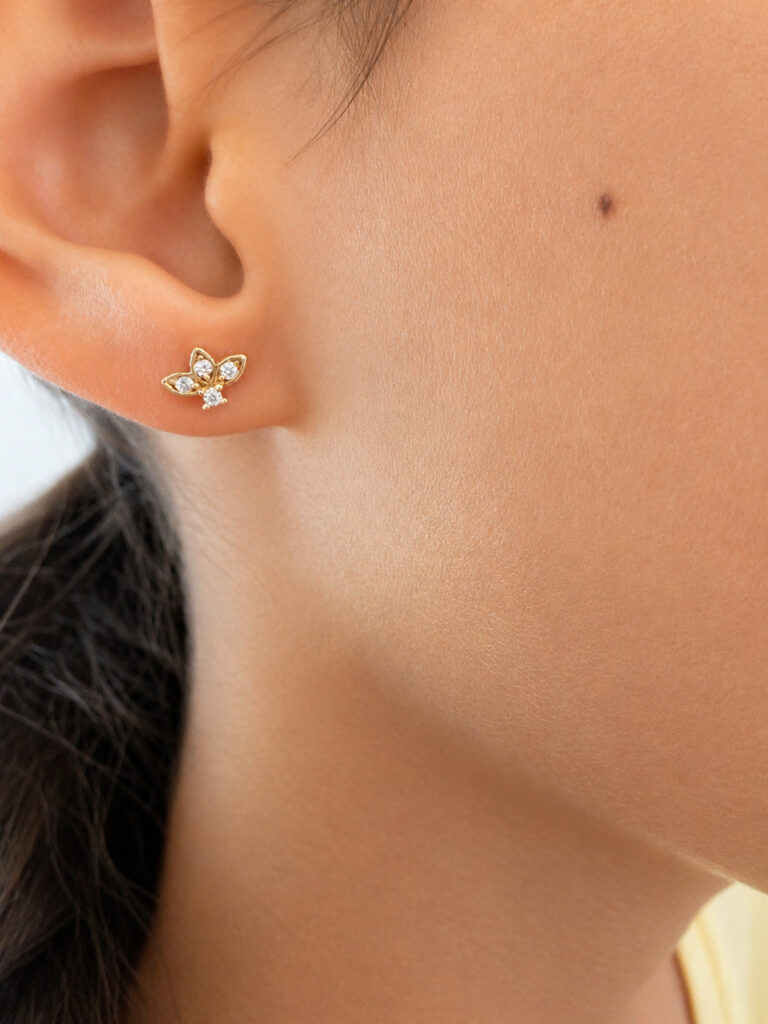 עגיל זהב 14K חצי פרח משובץ 8×5 מ"מ