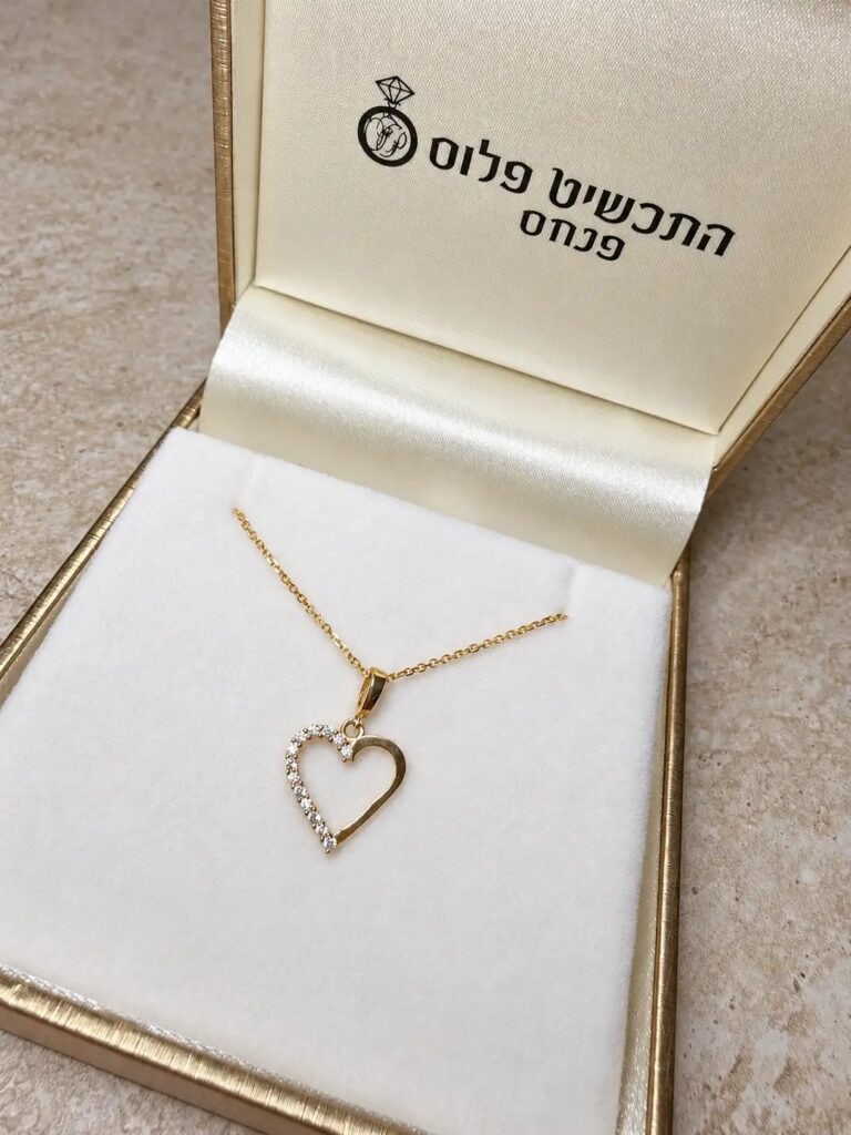 תליון לב חצי משובץ זרקונים זהב 14K צהוב.